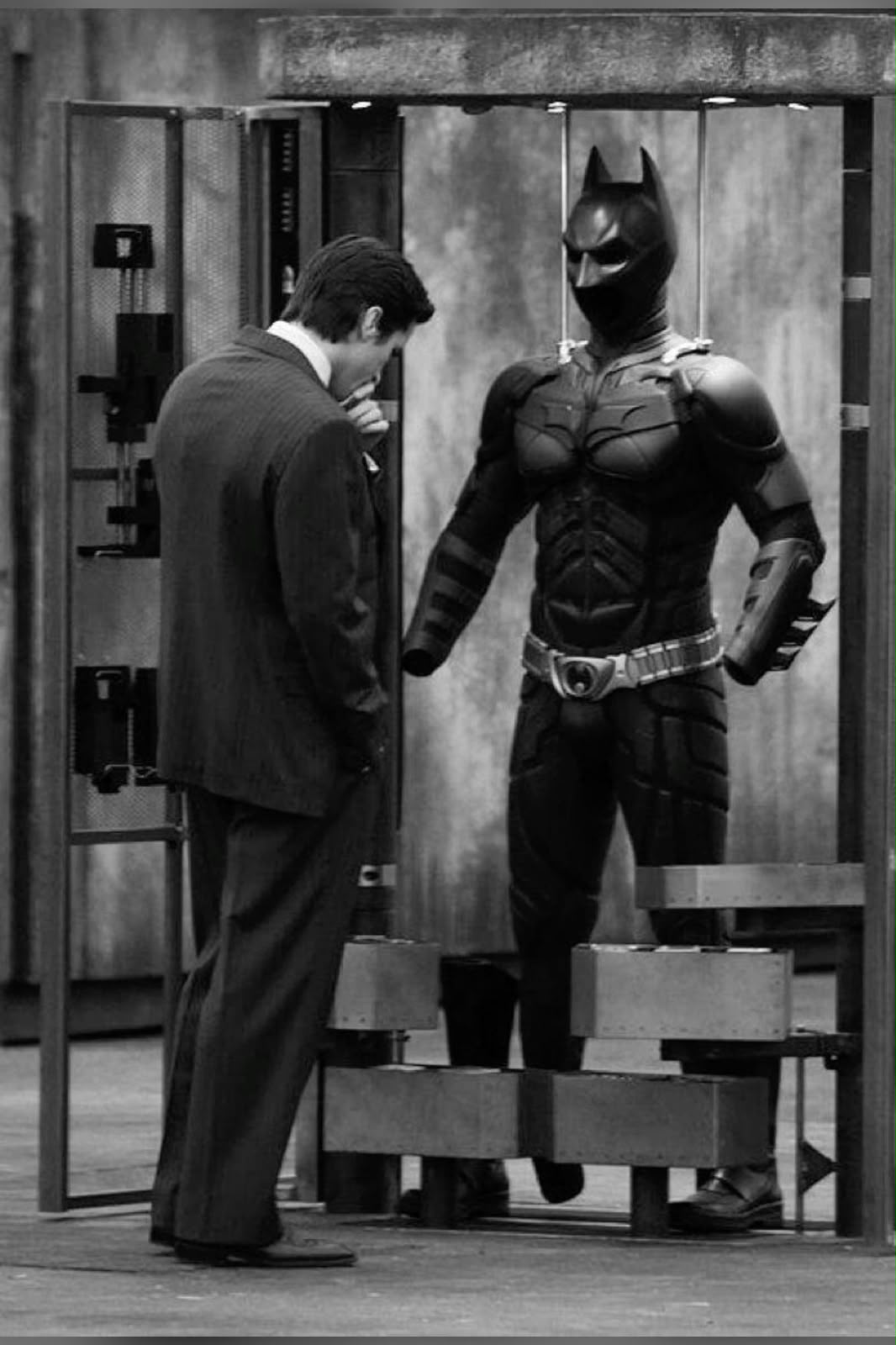 Imagem do Lucas Lima Prime: homem diante do traje do Batman